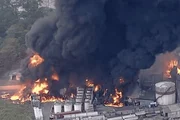 Fábrica foi evacuada preventivamente após incêndio atingir tanques de solventes. Imagens mostram chamas intensas e muita fumaça preta