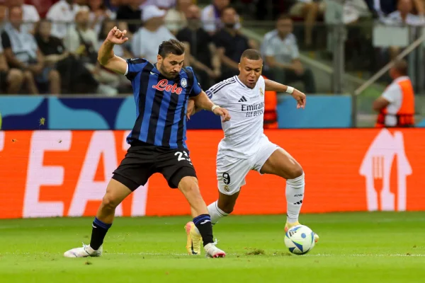 Imagem colorida de Mbappé em duelo pela bola na supercopa da uefa- Metrópoles