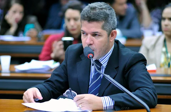 “Bolsonaro tem que se explicar”, diz Waldir sobre Queiroz