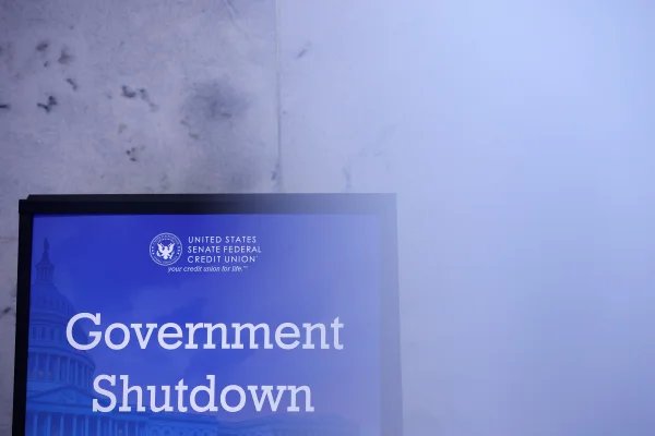 Placa anuncia empréstimo para aliviar a paralisação do governo ao lado de fora da Cooperativa de Crédito Federal do Senado dos EUA, no Edifício Hart, em Washington (DC)