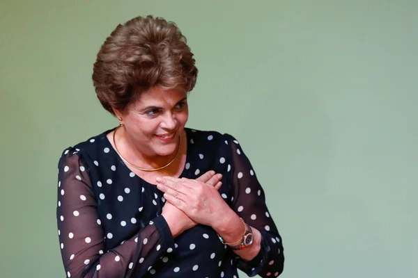 Dilma fura fila do INSS e se aposenta em tempo recorde