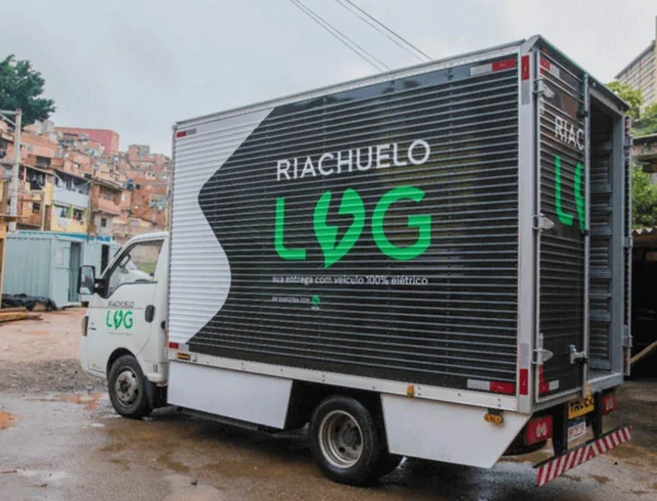 Na imagem com cor, caminhão com logo da Riachuelo