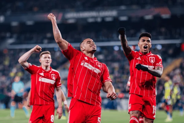 Jogadores brasileiros comemorando gol pela Liga Europa