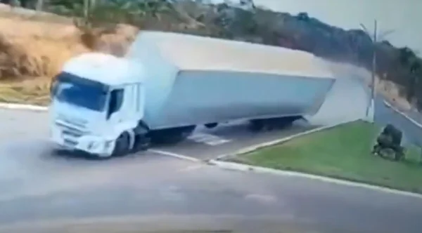 Vídeo: motorista sai ileso após carreta em alta velocidade tombar em GO