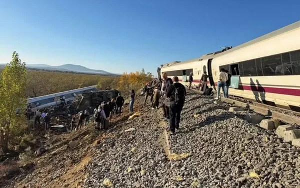 imagem colorida colisao trens espanha
