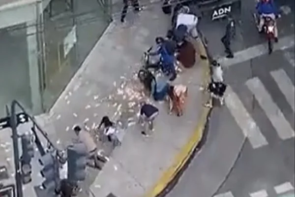 Vídeo: assalto acaba em “chuva” de R$ 167 mil em Buenos Aires