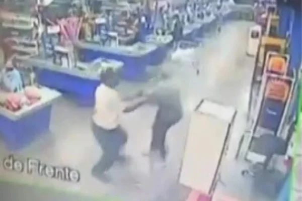 Homem é morto com golpes de canivete após jovem furtar chocolate em BH