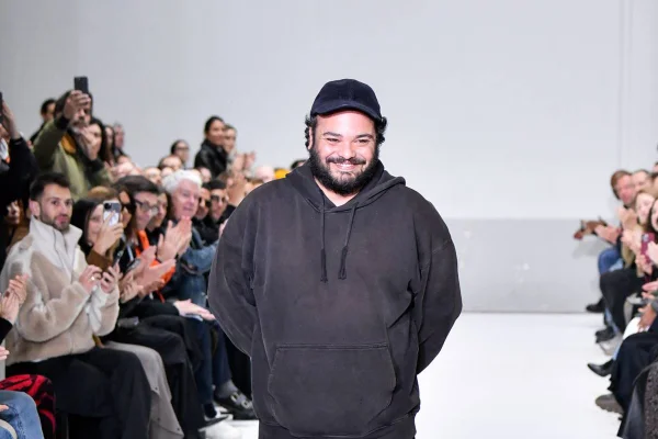 Estilista holandês Duran Lantink em desfile na Semana de Moda de Paris - Metrópoles