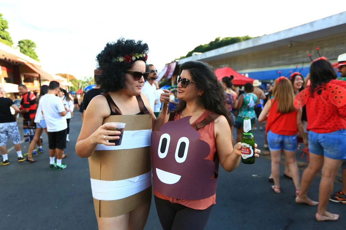 Foliões tomam as ruas de Brasília no segundo dia de carnaval - imagem 5 Foliões tomam as ruas de Brasília no segundo dia de carnaval - imagem 5