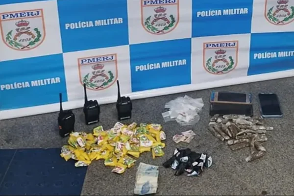 Material apreendido pela Polícia Militar do Rio de Janeiro