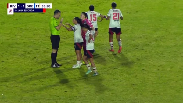 Imagem colorida de duelo entre Grêmio e River Plate, pela Ladies Cup- Metrópoles