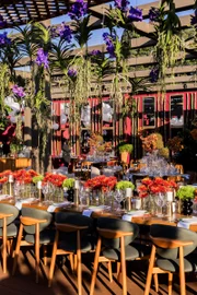 Arranjos florais coloridos deixaram a ambientação mais divertida