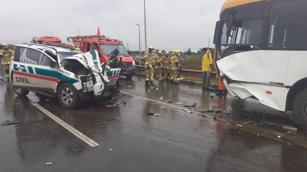 Ônibus e viatura da PCDF batem de frente na faixa reversa da EPTG