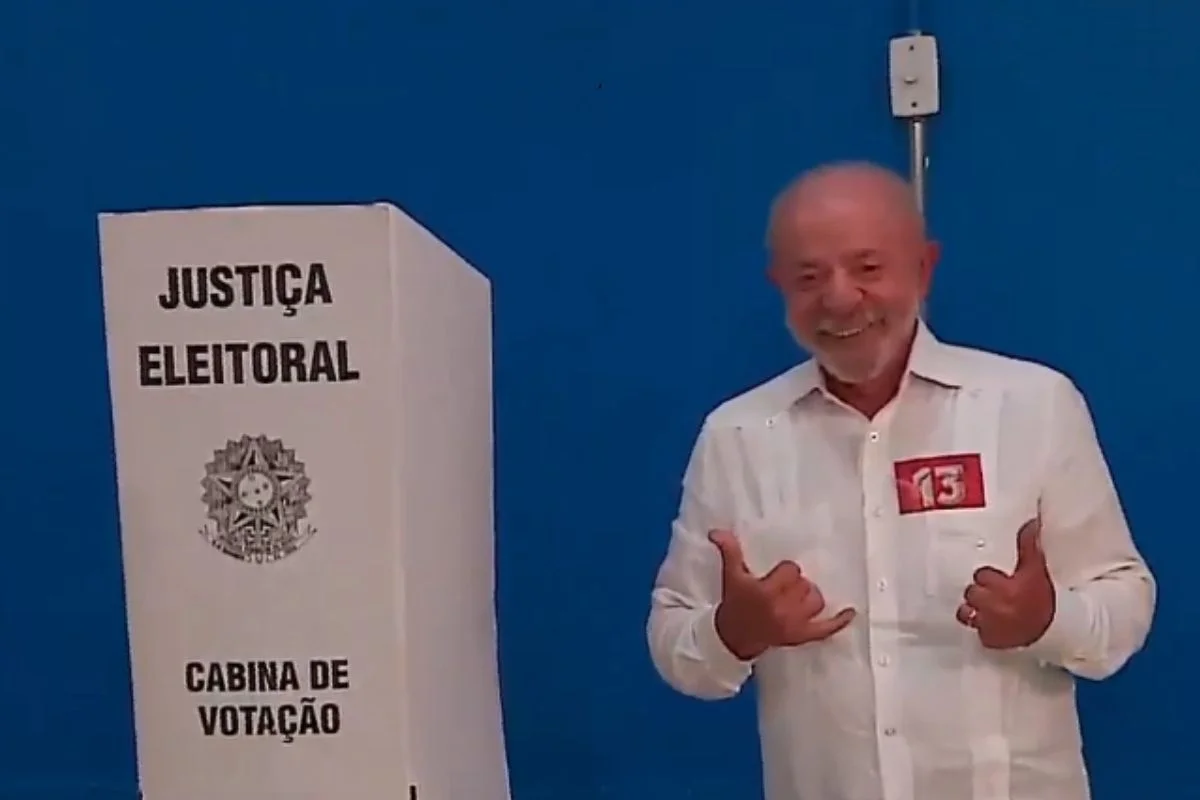 Lula ergue bandeira do Brasil após votar em São Bernardo do Campo - imagem 3 Lula ergue bandeira do Brasil após votar em São Bernardo do Campo - imagem 3