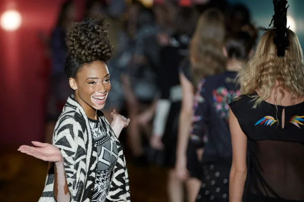 Conheça 13 modelos que estão mudando os padrões da moda