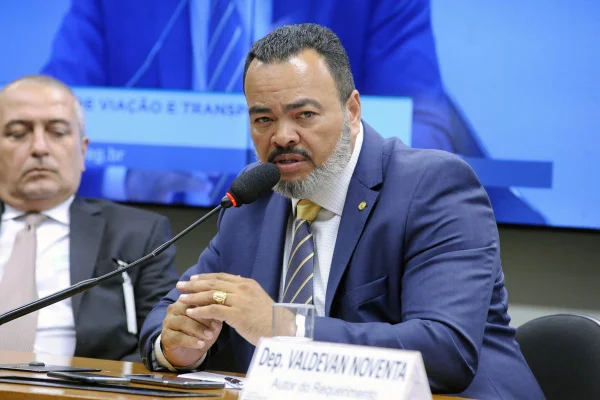 Imagem colorida mostra Vandevan Noventa, homem pardo, de cabelo preto e barba grisalha, de terno azul e gravata, em uma mesa de audiências da Câmara - Metrópoles