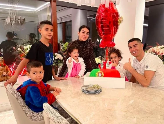 CR7 não pode cozinhar ou trocar lâmpadas em casa: veja o motivo