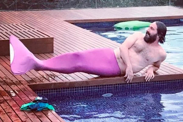 Caco Ciocler posta foto vestido de sereia na internet e diverte fãs