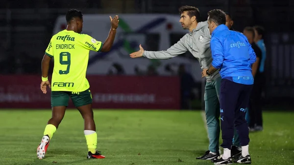Endrick cumprimentando Abel Ferreira - Metrópoles