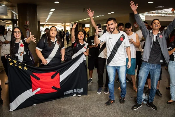 Vasco é recebido em Brasília com festa contida e apoio a Tiago Reis