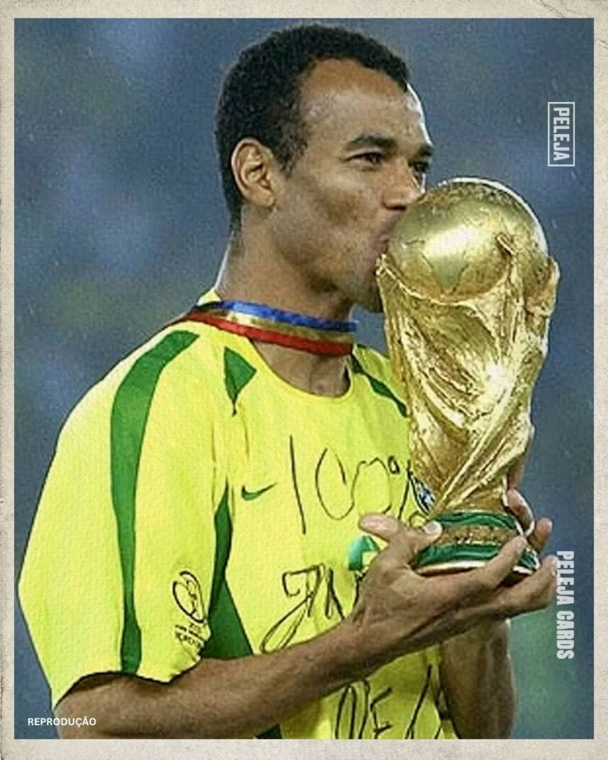A ideia de chamar Cafu vem da cena em que ele, como capitão, exibiu a frase em sua camisa após a vitória do Brasil na Copa do Mundo de 2002 A ideia de chamar Cafu vem da cena em que ele, como capitão, exibiu a frase em sua camisa após a vitória do Brasil na Copa do Mundo de 2002