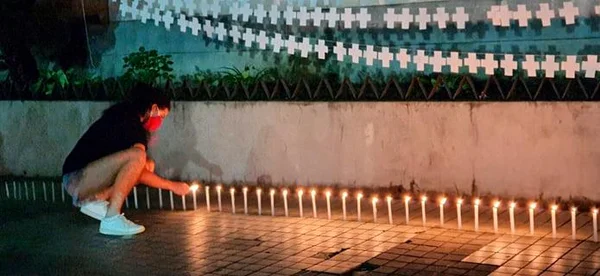Velas são acesas para as vítimas de Covid-19 em Nova Friburgo