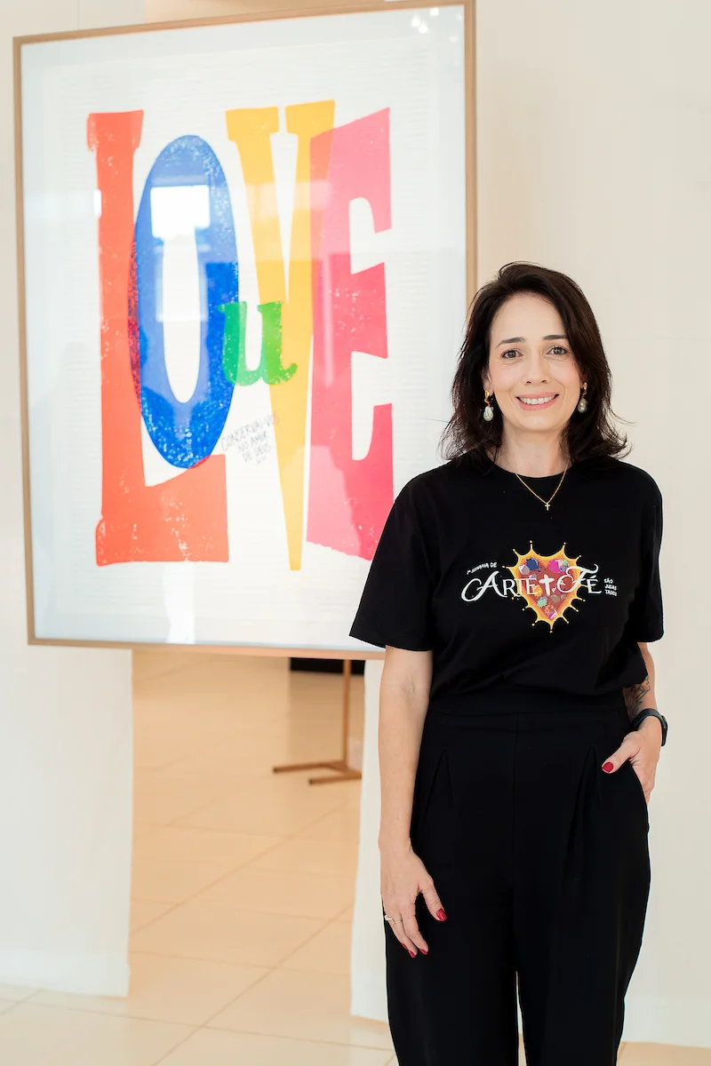 Priscila Carrano com a sua obra "LOVE - LOUVE" Priscila Carrano com a sua obra "LOVE - LOUVE"