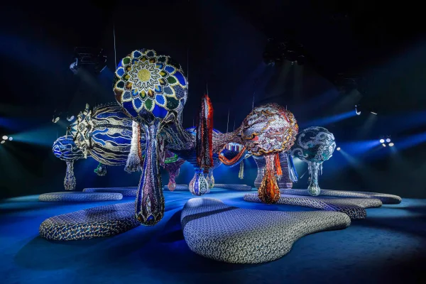 A imagem mostra a escultura Valquíria Miss Dior, exposta em Paris, na França