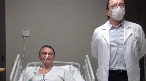 Em programa de TV, Bolsonaro descarta possibilidade de cirurgia