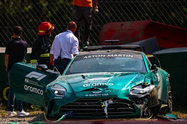 Imagem colorida de safety car destruído - Metrópoles