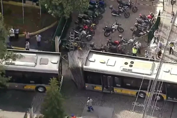 O ônibus estava como RESERVADO na hora em que a sanfona se partiu. Acidente aconteceu na manhã desta segunda-feira (20/1) - Metrópoles