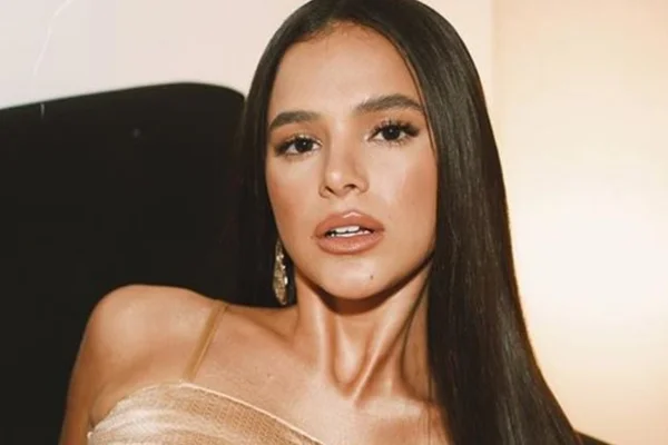 Bruna Marquezine erra a própria idade em entrevista e é repreendida