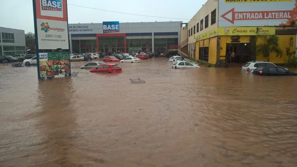 Chuva forte provoca alagamentos, queda de árvores e transtornos aos brasilienses. Veja vídeo - destaque galeria Chuva forte provoca alagamentos, queda de árvores e transtornos aos brasilienses. Veja vídeo - destaque galeria