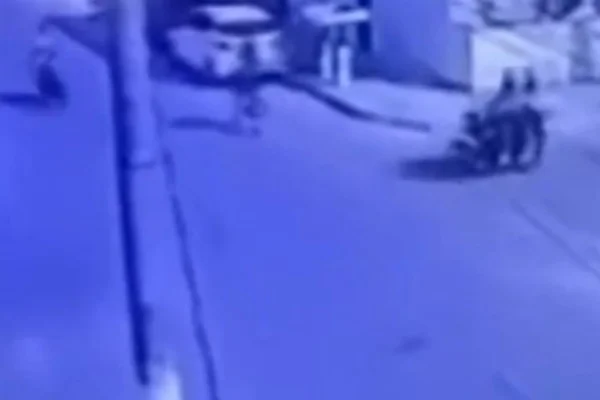 Imagem colorida de duas motos prestes a se encontrarem em um cruzamento. Metrópoles