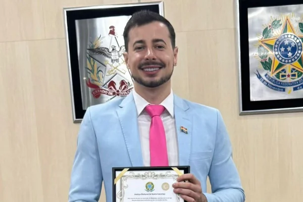 Júlio Volpato representou o irmão na diplomação de vereador em Blumenau (SC)