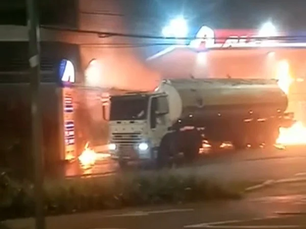 Caminhão pega fogo em posto de gasolina na zona oeste de SP