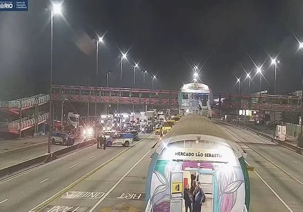 imagem colorida tiroteio fecha av brasil no rio