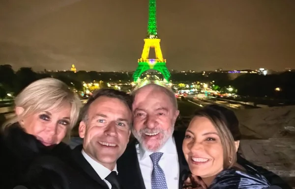Macron posta foto com Lula e Torre Eiffel iluminada de verde e amarelo