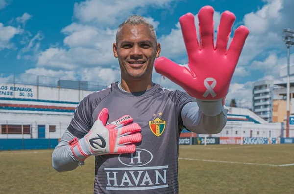 Marca do DF veste goleiros com luva em homenagem ao Outubro Rosa