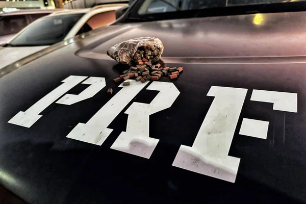Um homem foi pego com 600 comprimidos de ecstasy durante uma abordagem da Polícia Rodoviária Federal (PRF) na BR-040, próximo a Santa Maria. Segundo o condutor, as drogas foram adquiridas em Uberlândia (MG) e teriam destino para Sobradinho (DF).