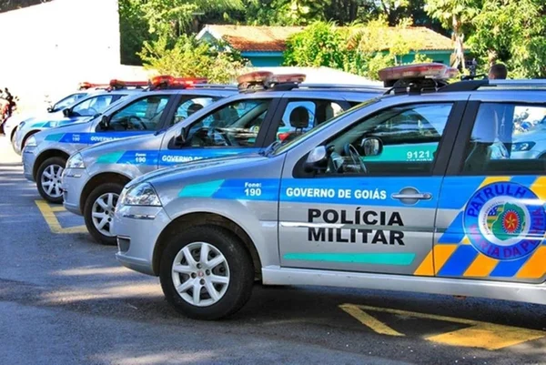 Imagem coloria mostra viaturas da PM de goiás - Metrópoles