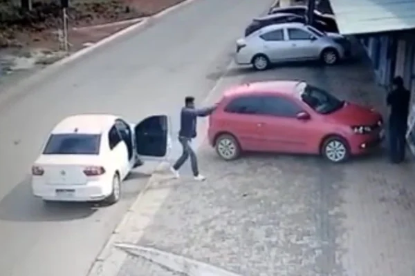 Casal do crime é preso após roubar veículo e ameaçar vítimas com arma