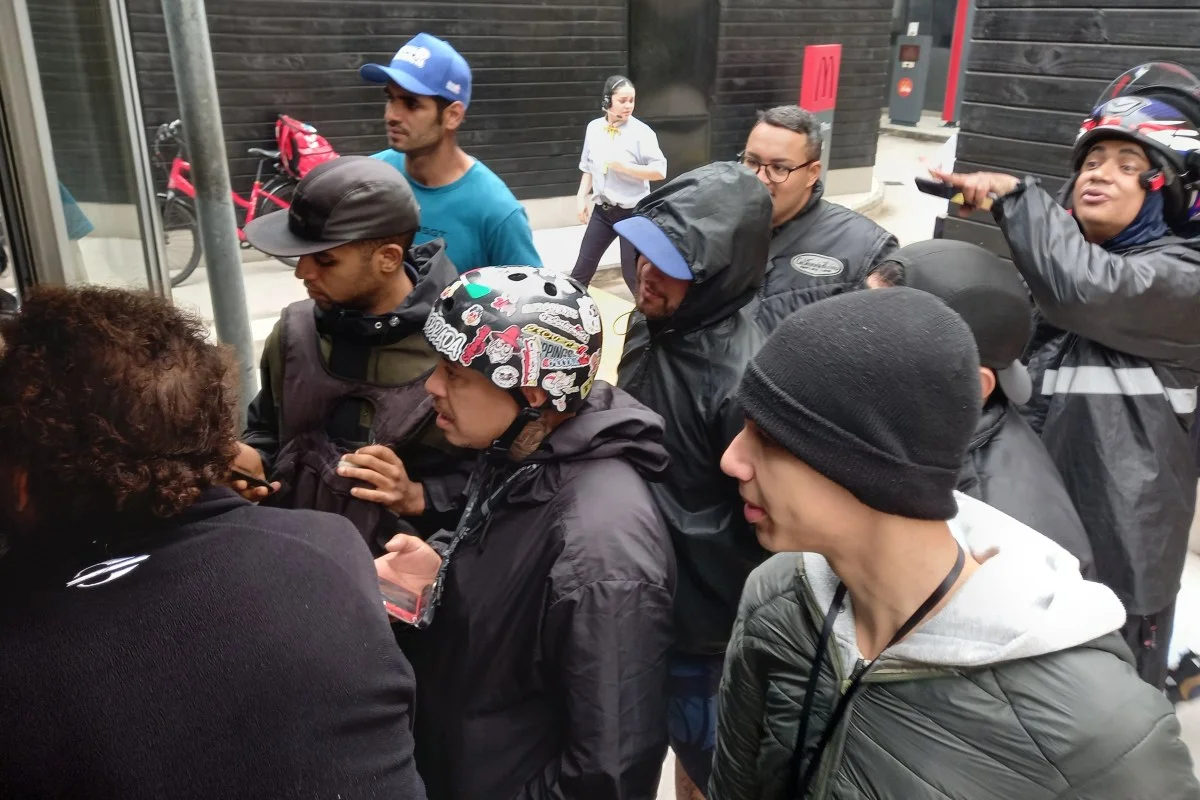 Entregadores em lanchonete em São Paulo Entregadores em lanchonete em São Paulo