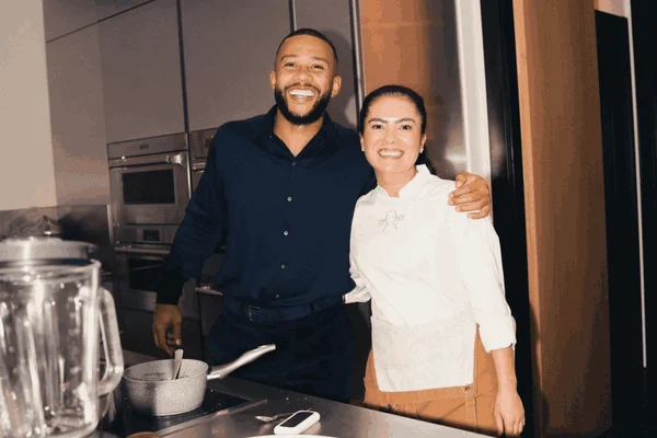 Imagem colorida de Memphis Depay com chefe de cozinha que cuida da sua alimentação- Metrópoles