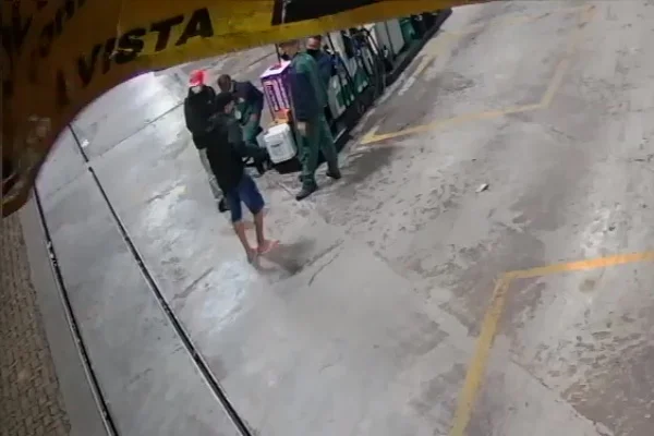 Eles assaltam os frentistas Eles assaltam os frentistas