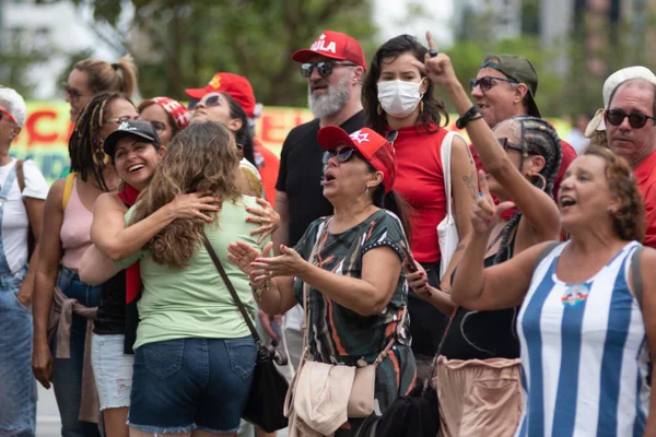 Apoiadores do presidente Lula na frente do hotel onde ele esta hospedado em Brasília / Metrópoles