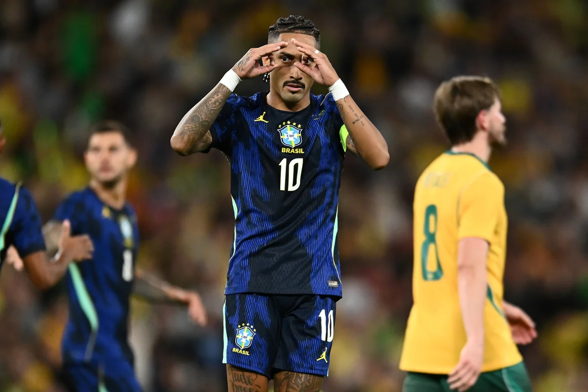 Raphinha foi desconvocado do último amistoso da Seleção após sentir lesão na coxa Raphinha foi desconvocado do último amistoso da Seleção após sentir lesão na coxa