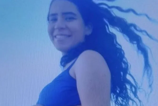 Fotografia colorida de adolescente grávida que morreu eletrocutada