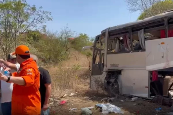 Ônibus capotou e deixou 15 mortos em Alagoas