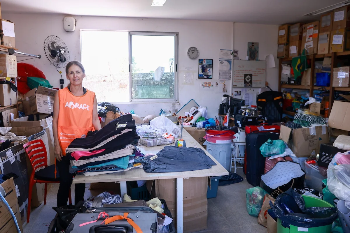 Com ajuda de voluntários, a organização recolhe roupas, brinquedos e móveis para doar para as famílias apoiadas Com ajuda de voluntários, a organização recolhe roupas, brinquedos e móveis para doar para as famílias apoiadas